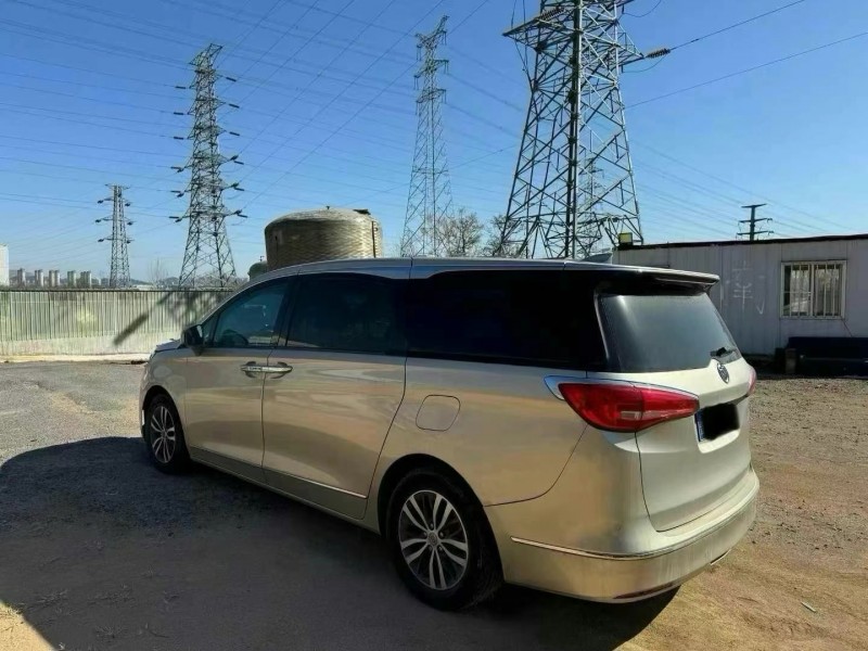 济宁17年别克GL83