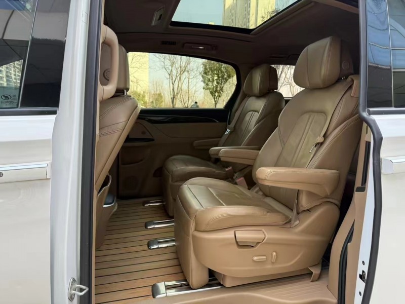 济宁17年别克GL86