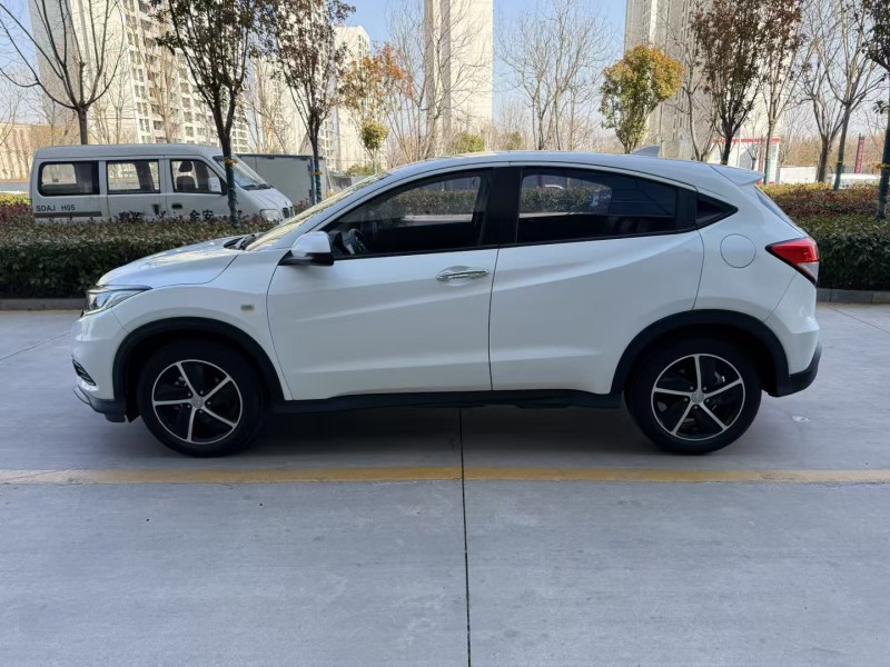 济宁22年本田缤智8