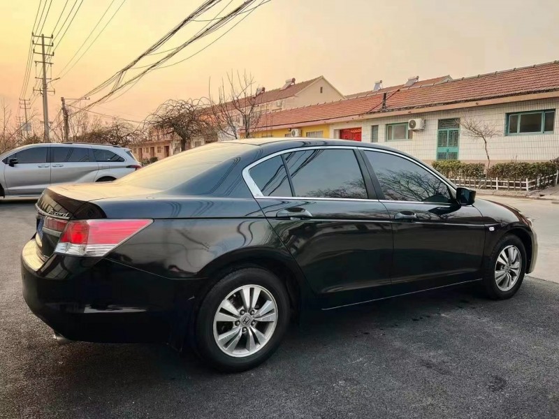 青岛10年本田雅阁8