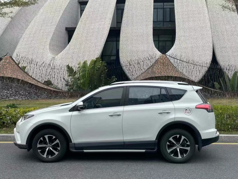 深圳18年豐田RAV4榮放8