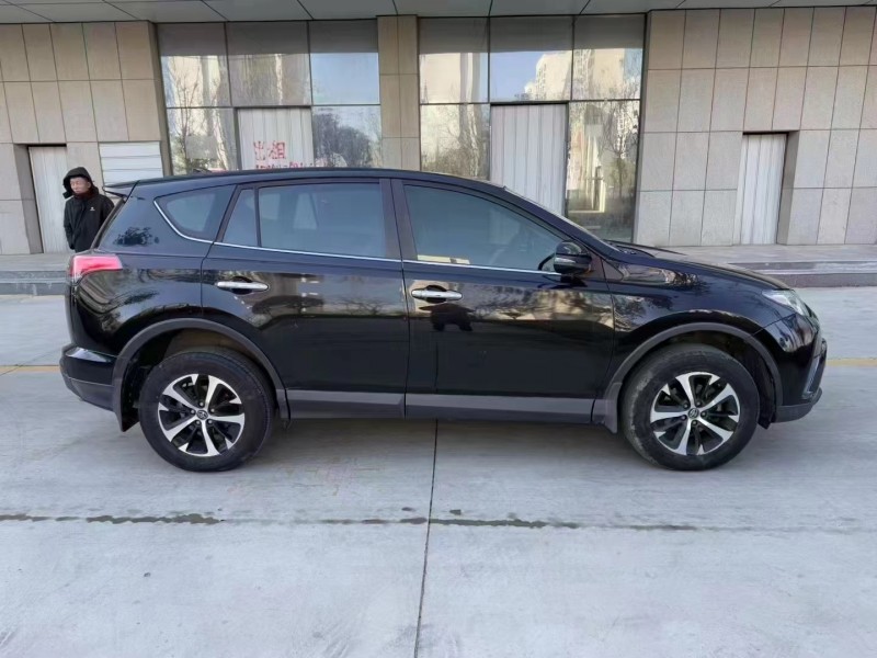 济宁19年丰田RAV47