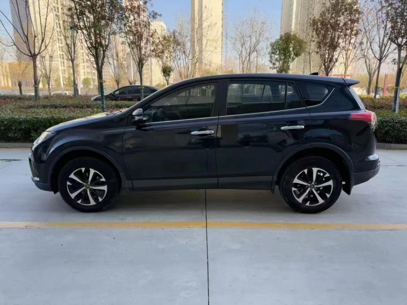 济宁19年丰田RAV48