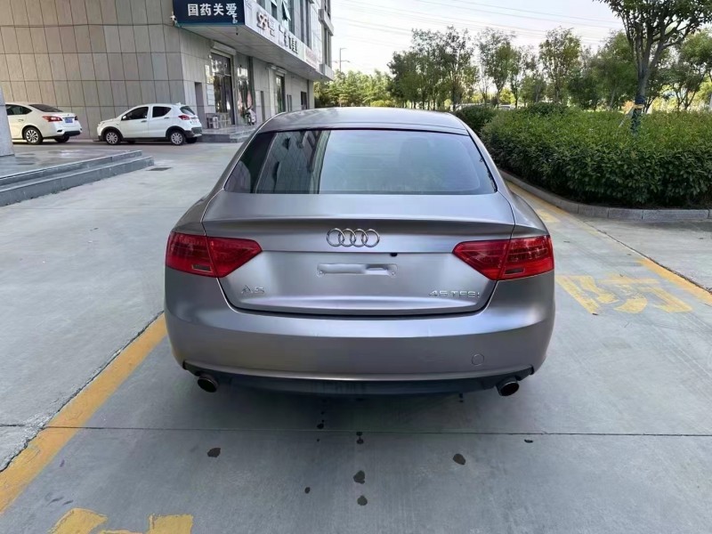 济宁15年奥迪A59