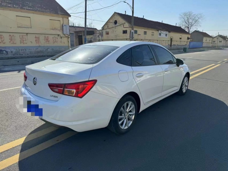 济宁17年别克威朗8