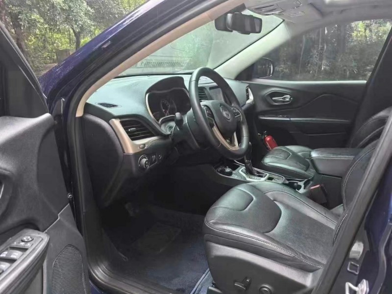 重慶18年Jeep自由光5
