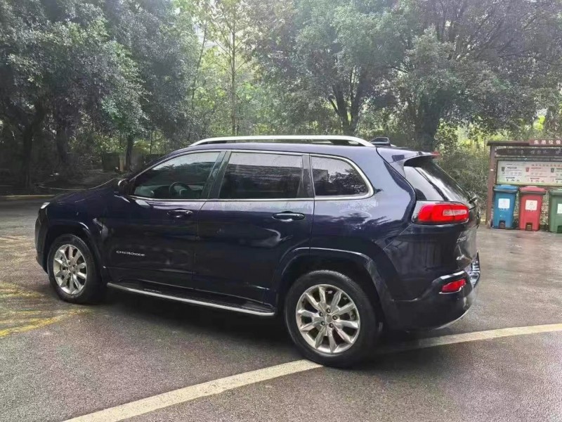 重慶18年Jeep自由光8