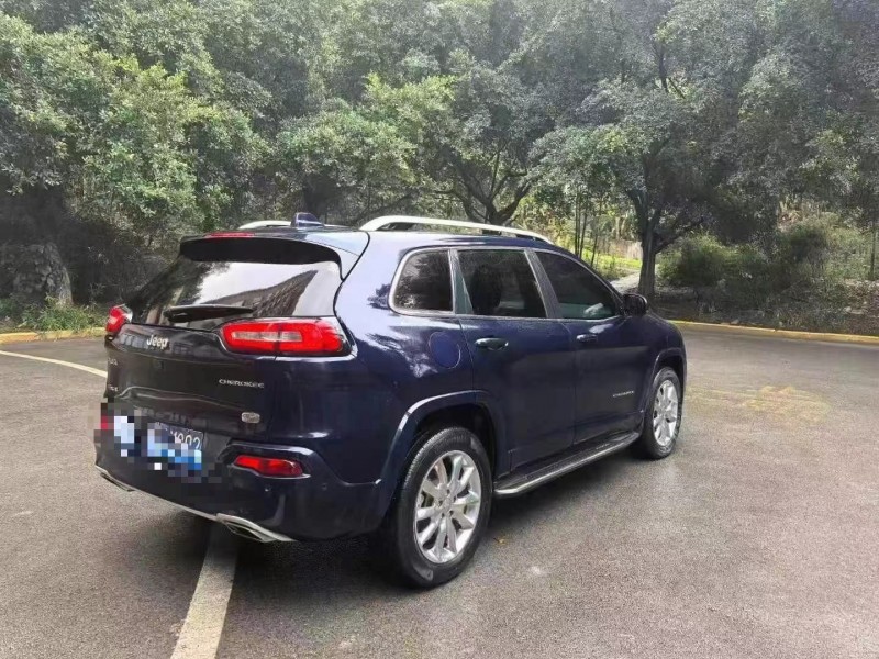 重慶18年Jeep自由光9