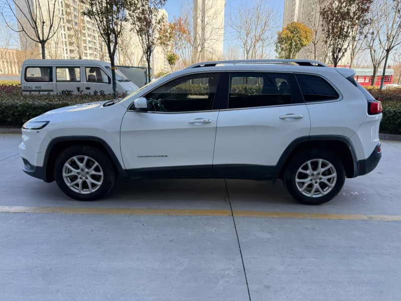 濟寧19年Jeep自由光7