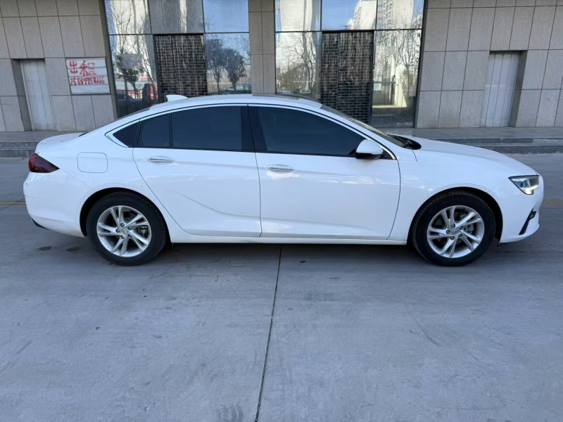 济宁21年别克君威7