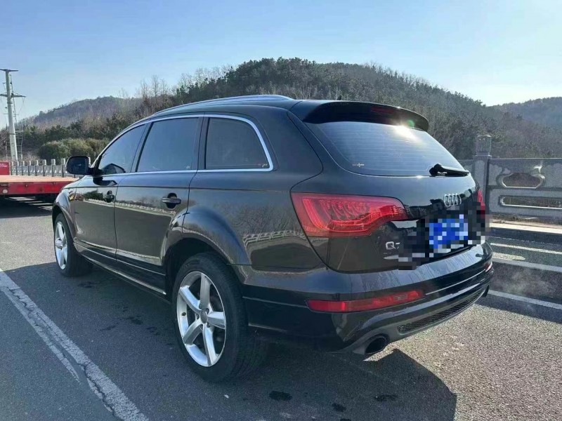 青岛13年奥迪Q78