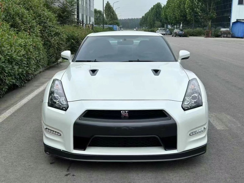 济宁14年日产GT-R1