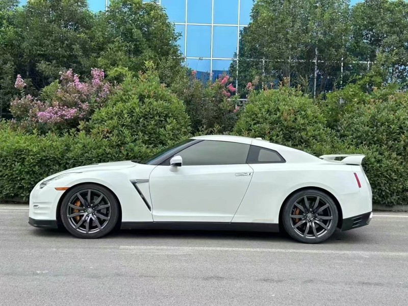 济宁14年日产GT-R3