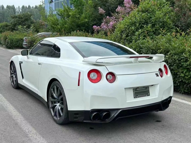 济宁14年日产GT-R7
