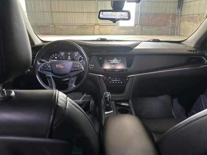 保定19年凱迪拉克XT56
