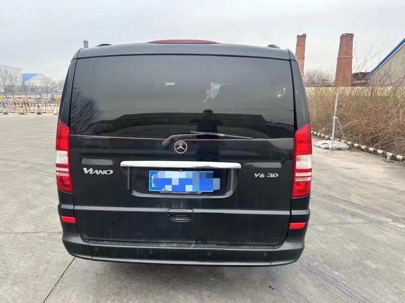 青岛16年奔驰唯雅诺9