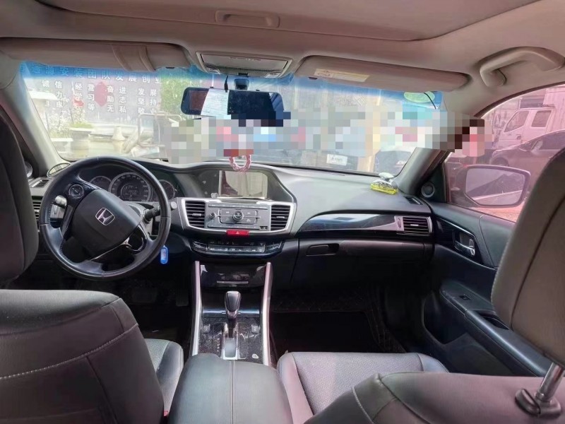 青岛17年本田雅阁4