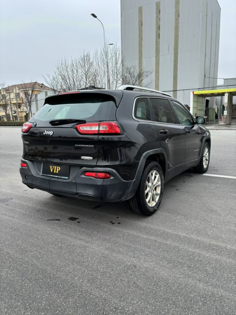 宿遷16年Jeep自由光8