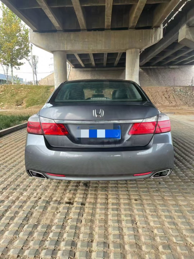 青岛14年本田雅阁8