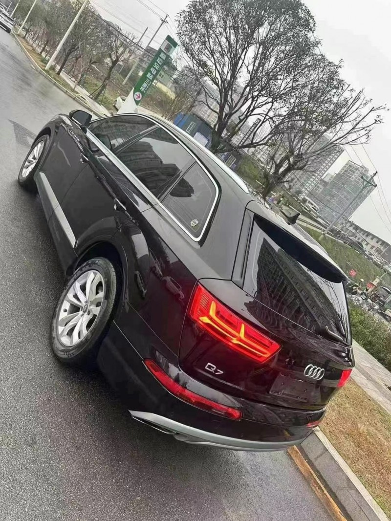 成都18年奧迪Q75