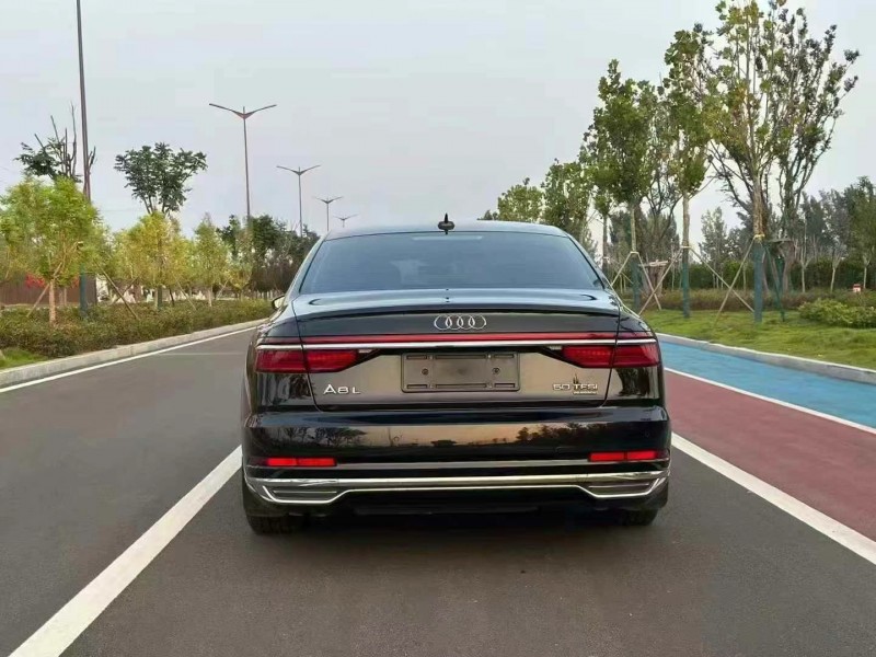 济宁21年奥迪A8L8
