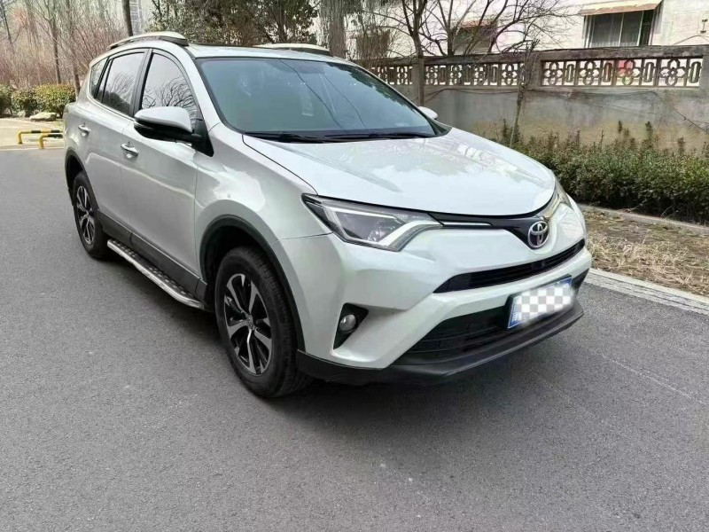 東營17年豐田RAV43
