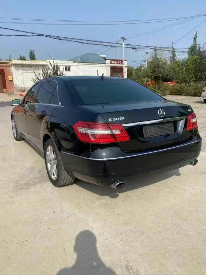 济宁11年奔驰E8