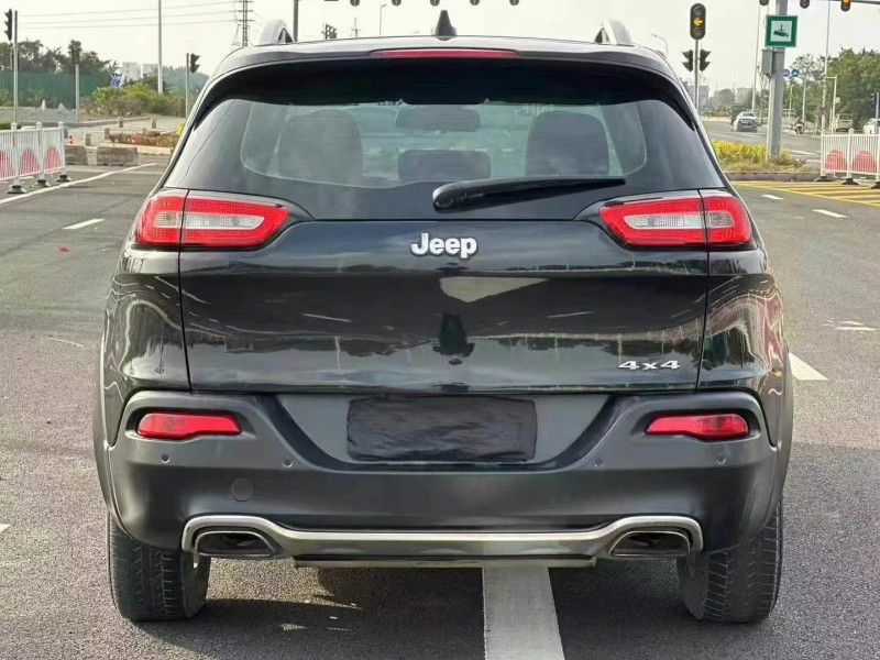 佛山17年Jeep自由光9
