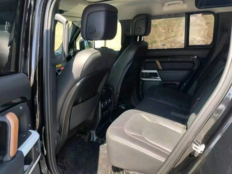 济宁22年路虎卫士7