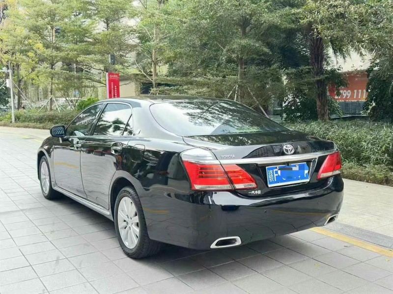 广州13年丰田皇冠8