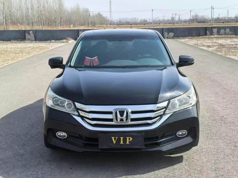 青岛15年本田雅阁1