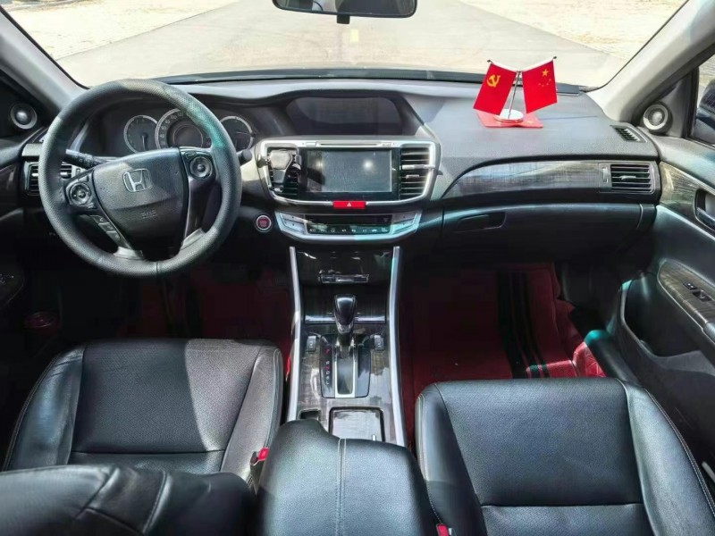 青岛15年本田雅阁5