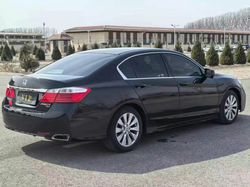 青岛15年本田雅阁7