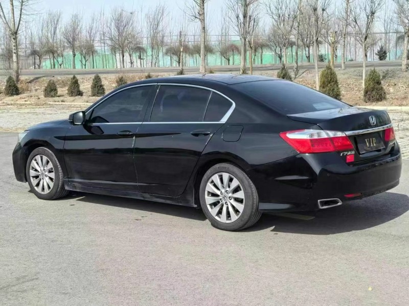 青岛15年本田雅阁8