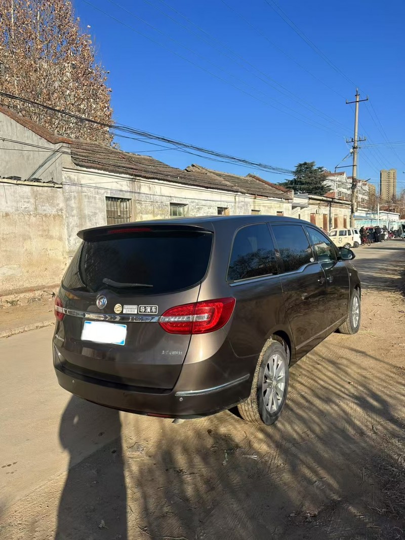 济宁17年别克GL86