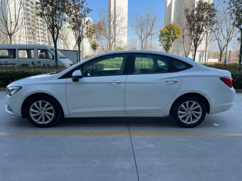 济宁19年别克威朗8