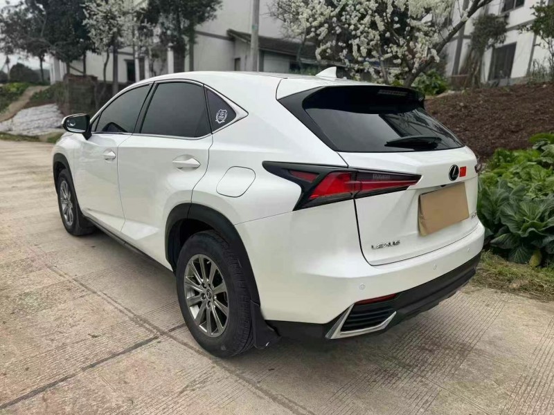 成都20年雷克薩斯NX3