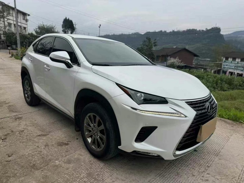 成都20年雷克薩斯NX4