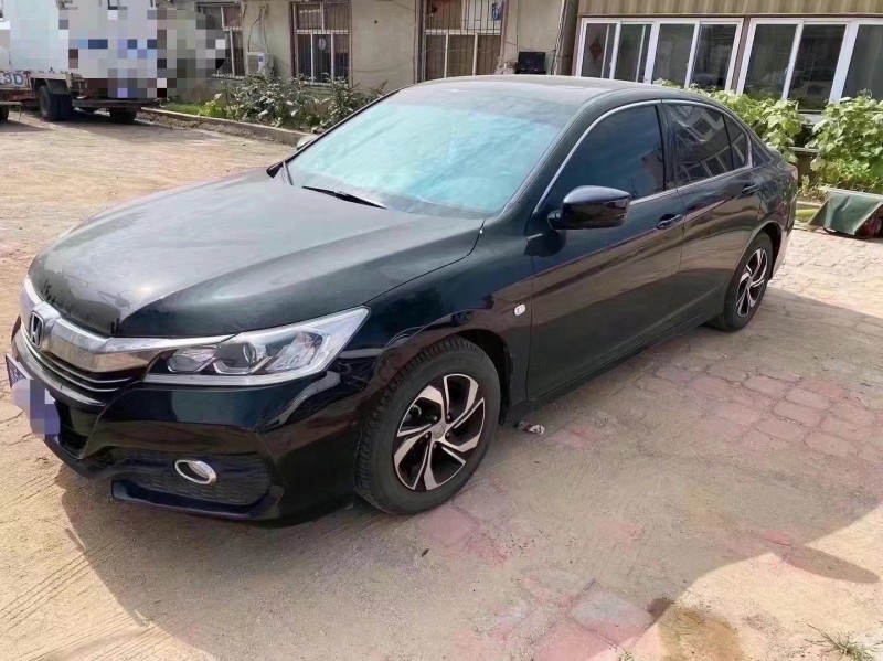 青岛17年本田雅阁2