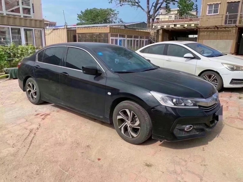 青岛17年本田雅阁3