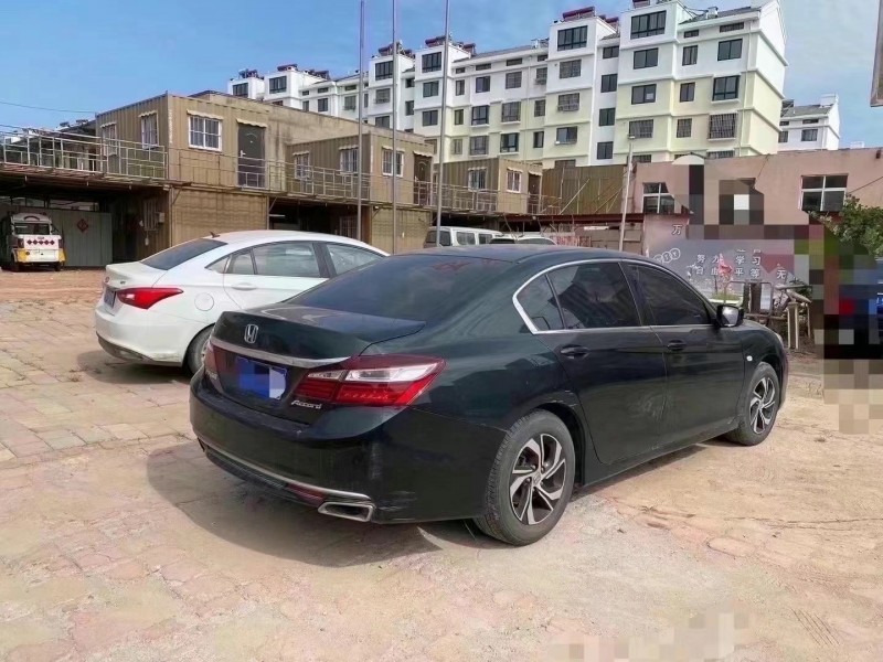 青岛17年本田雅阁8