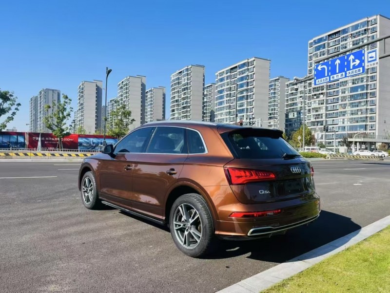 济宁19年奥迪Q58