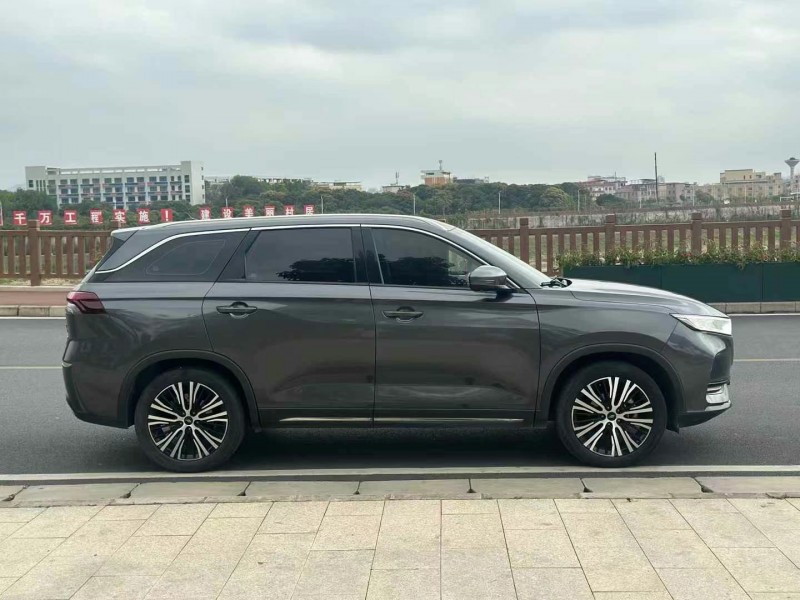 東莞20年長安汽車歐尚8