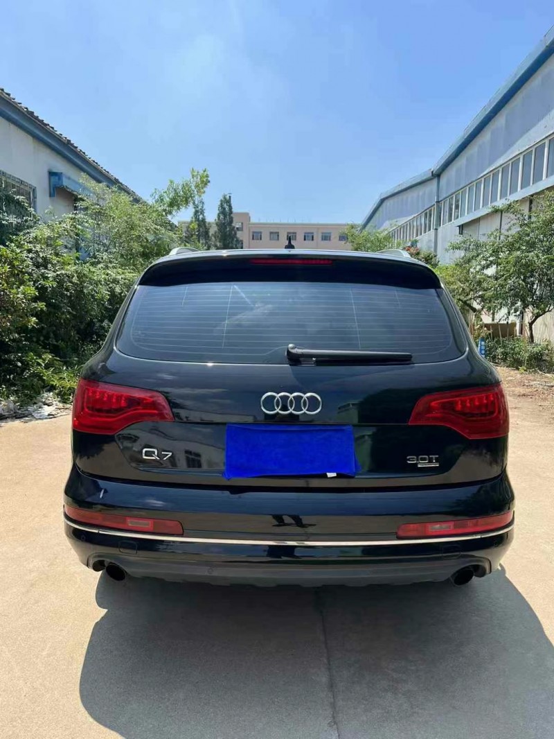 青島11年奧迪Q78