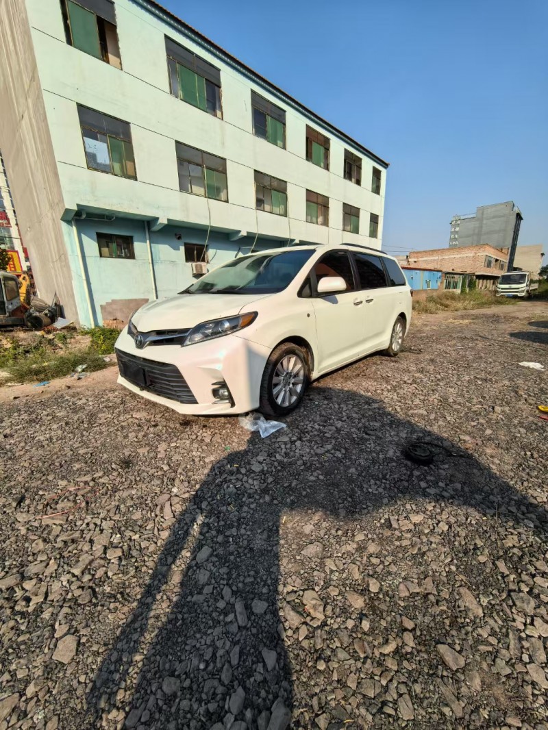 太原18年豐田塞納2