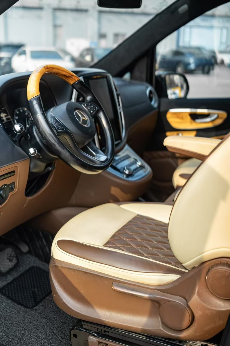 广州18年奔驰威霆5