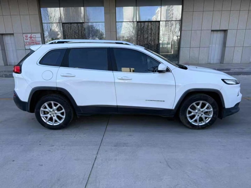 濟寧19年Jeep自由光7