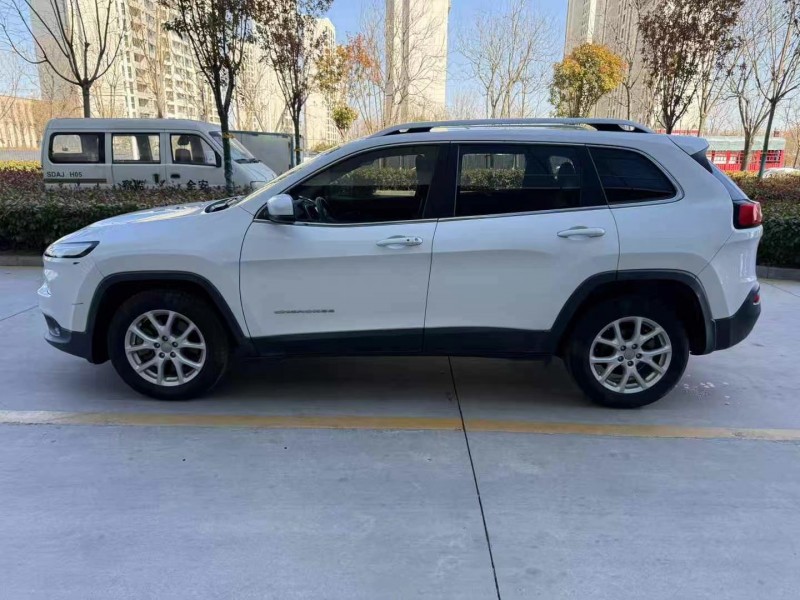 濟寧19年Jeep自由光8