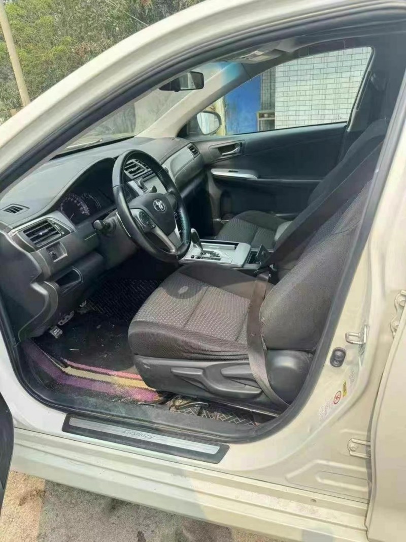 南宁14年丰田凯美瑞5