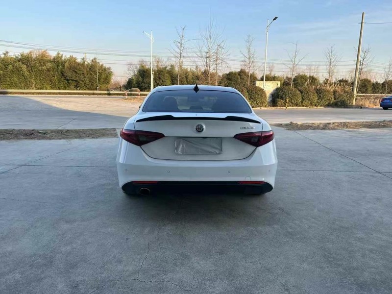 徐州17年阿尔法·罗密欧Giulia9